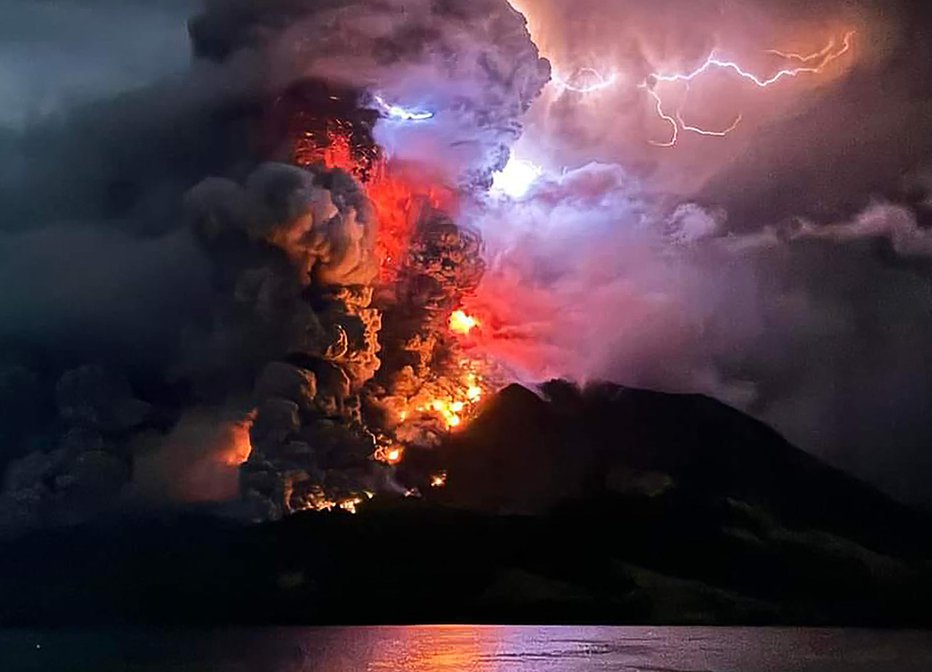 Fotografija: Otoška država z okoli 275 milijoni prebivalcev ima 129 aktivnih ognjenikov.   FOTO: Handout Afp