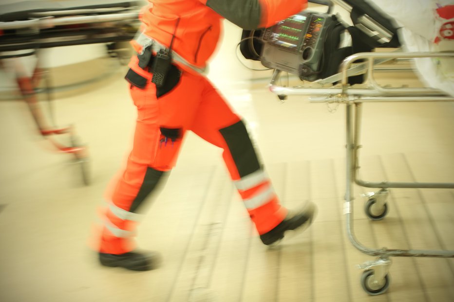 Fotografija: Kranjski gasilci so ga s tehničnim posegom dvignili in ga predali reševalcem. FOTO: Jure Eržen/delo
