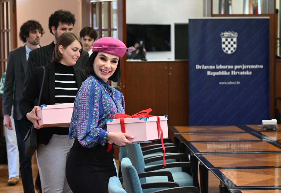 Fotografija: Nina Skočak je podpise predala v treh roza škatlah s pentljo. FOTO: Davorin Visnjic/pixsell Pixsell