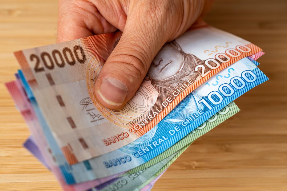 Fotografija: Šelestenju bankovcev je treba pazljivo prisluhniti. FOTO: Andrzej Rostek/Getty Images