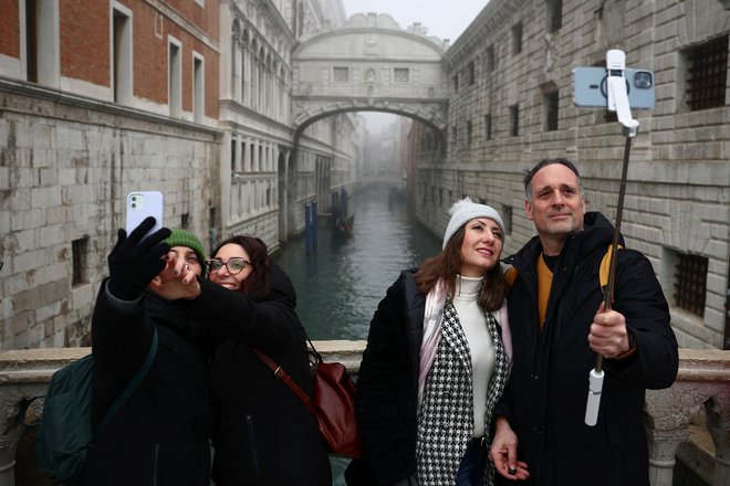 Za uvedbo vstopnic za dnevne turiste so se odločili novembra lani. FOTO: Guglielmo Mangiapane Reuters