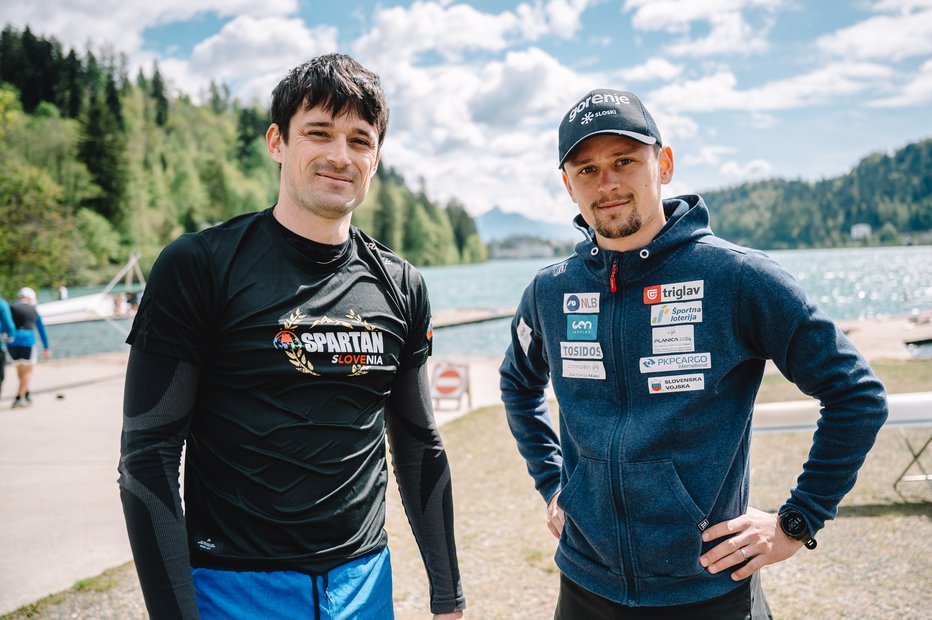 Fotografija: Vodja projekta Spartan Bled Matej Šinkovec in njegov brat Miha – smučarski tekaški reprezent je tokrat vskočil kot vodja ogrevanja. FOTO: Nik Bertoncelj