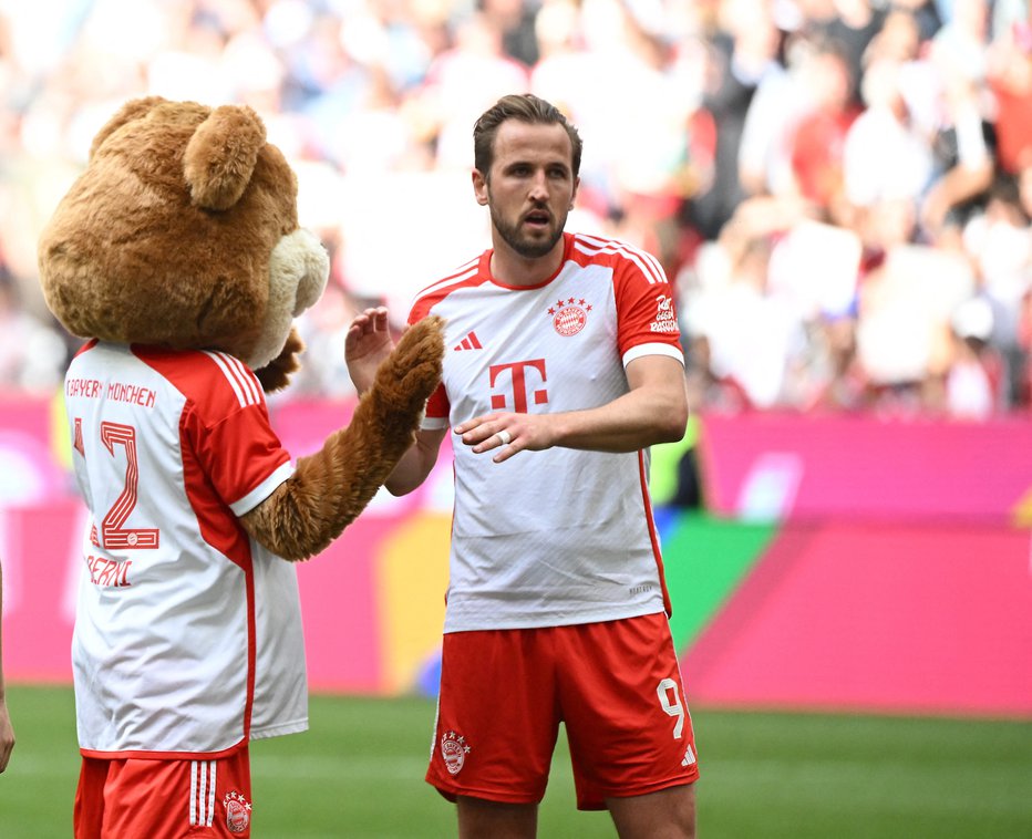 Fotografija: Harryju Kanu je pred polfinalom lige prvakov srečo zaželela tudi Bayernova maskota, medved Berni. FOTO: Angelika Warmuth/Reuters