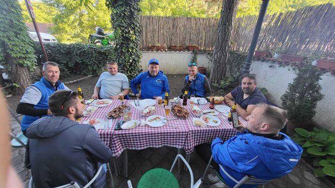 Skupina prijateljev se je s Tomosi iz Serdice na Goričkem podala v Severno Makedonijo.  FOTO: Osebni Arhiv