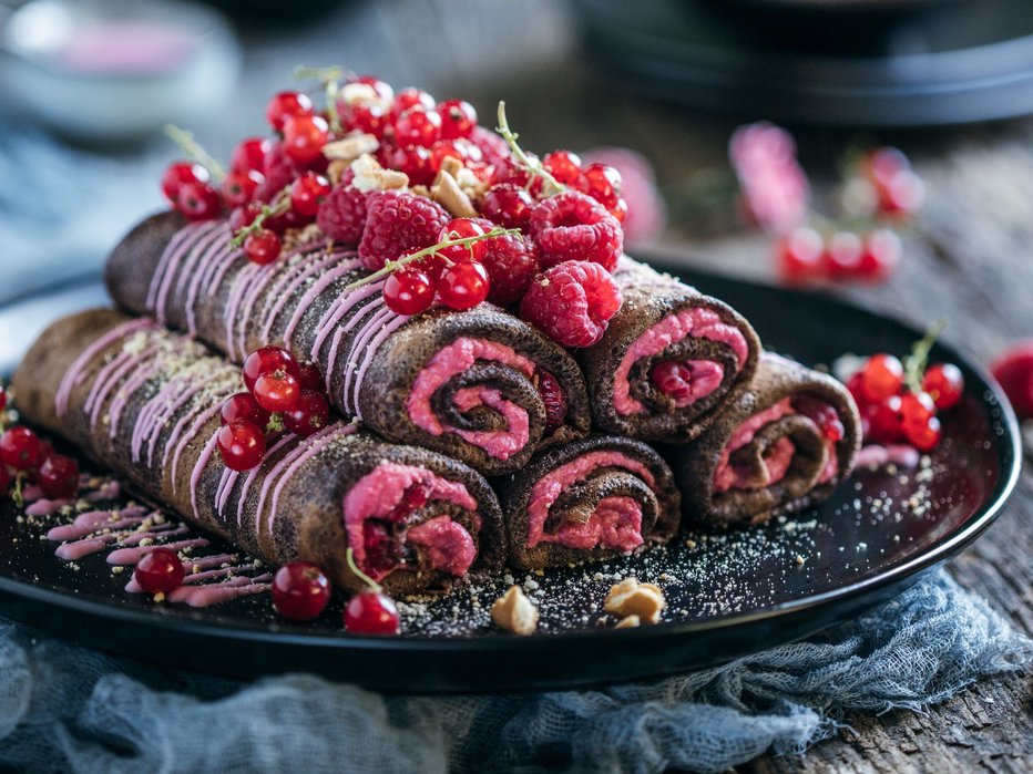Fotografija: Tudi čokoladne palačinke z malinovim nadevom so lahko uravnotežen obrok. FOTO: Mirjana Mirčenko