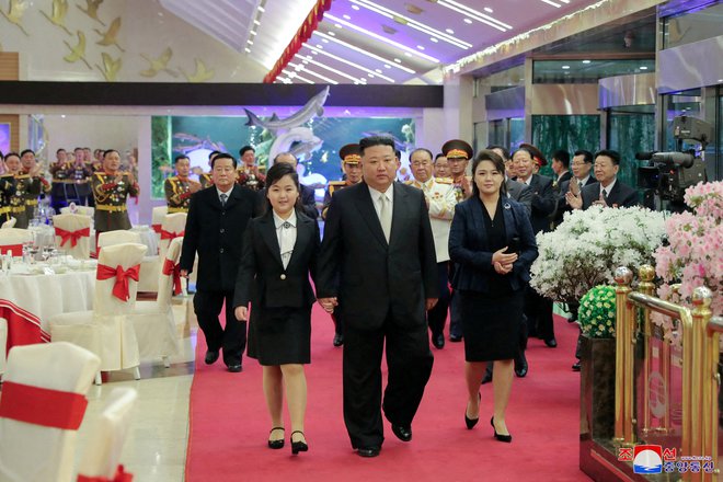 Diktator s hčerko Kim Ju Ae in ženo.  FOTO: Kcna Via Reuters