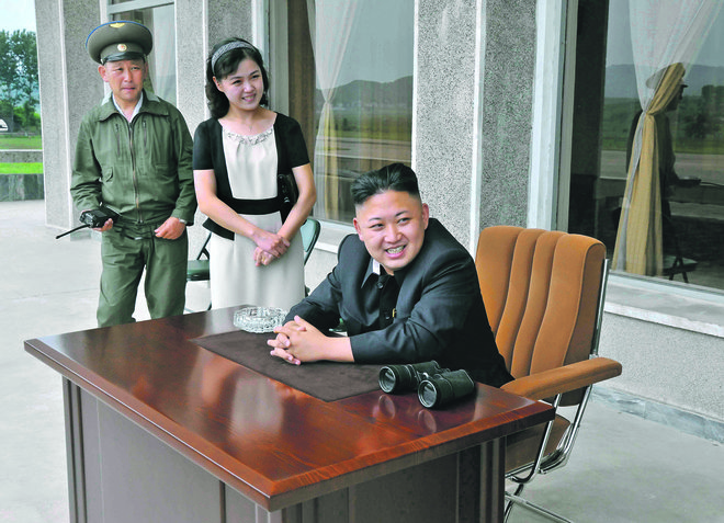 Kim Jong-un z ženo Ri Sol-Ju.  FOTO: Kcna/Reuters Reuters Pictures
