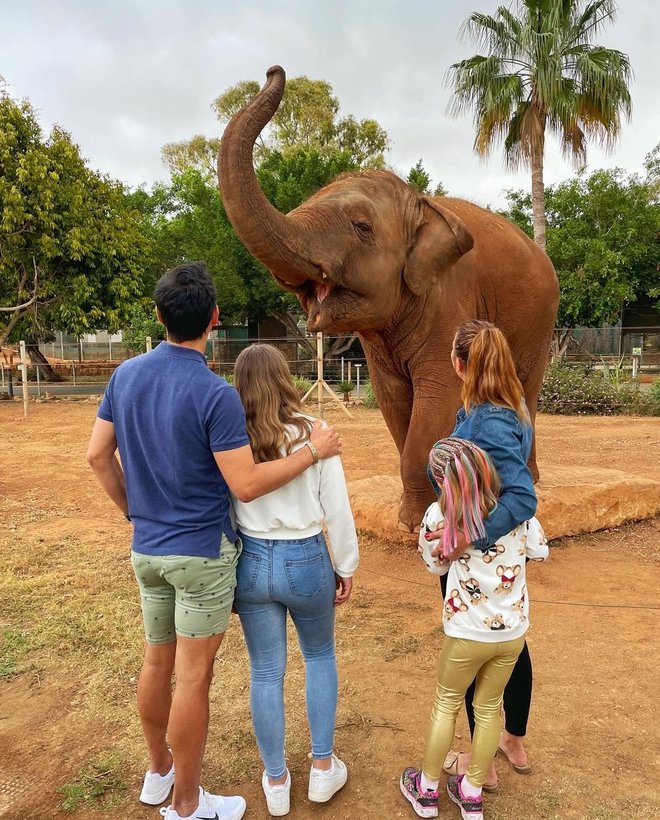 Družina z novo prijateljico, slonico Sherbo FOTO: osebni arhiv/instagram