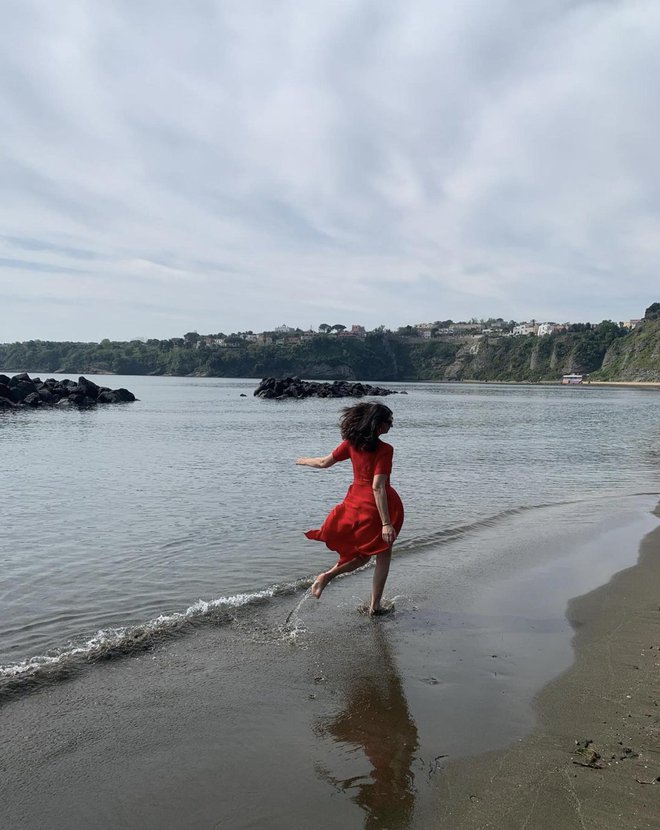 Dama v rdečem na obali bližnjega otoka Procida. FOTO osebni arhiv/instagram