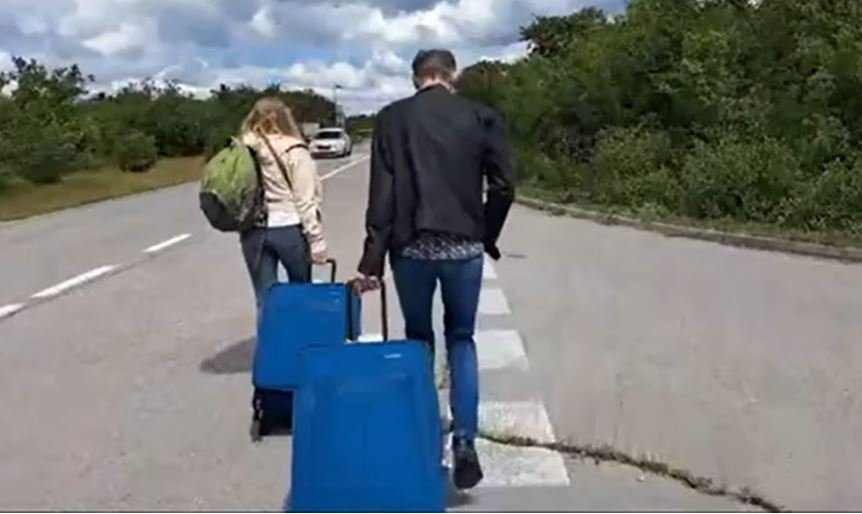 Fotografija: Potniki morajo kovčke z letališča vleči peš, ker se je občutno podražilo parkiranje. FOTO: Zaslonski Posnetek Fb