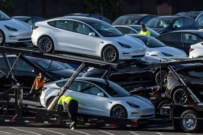 Model 3 ostaja Teslin najcenejši avto, čeprav ni ravno poceni. FOTO: Carlos Barria/Reuters
