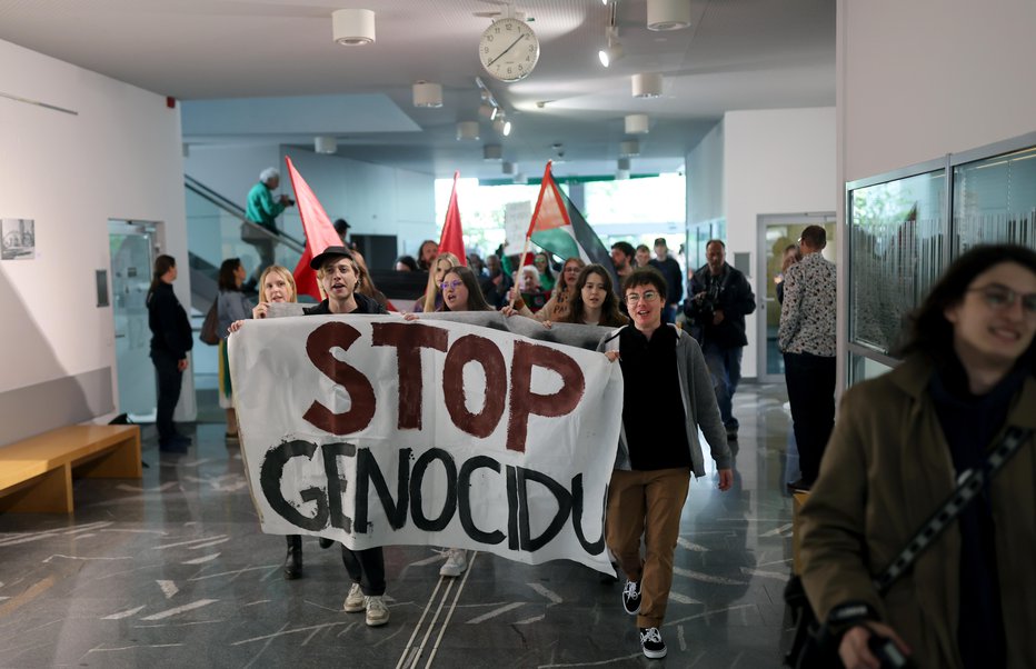 Fotografija: Skupina intelektualcev vlado poziva k priznanju Palestine, medtem so študentje v okviru propalestinskega protesta zasedli fakulteto za družbene vede. FOTO: Blaz Samec