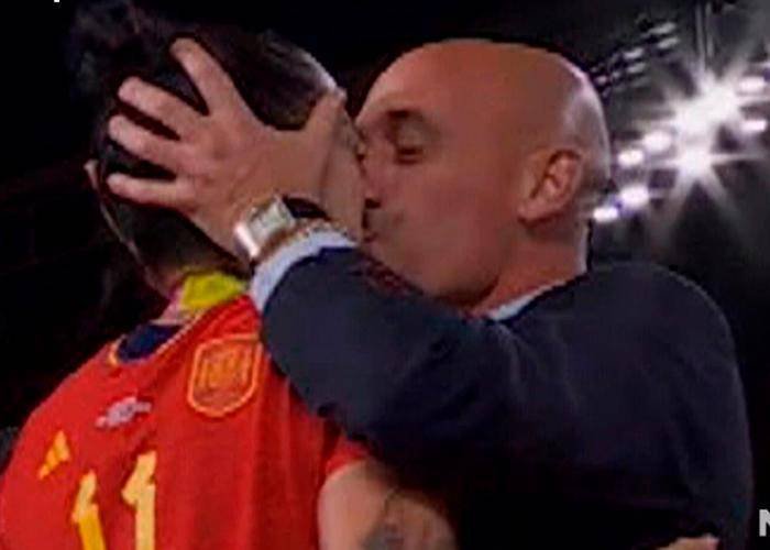 Fotografija: Predsednik španske nogometne zveze Luis Rubiales je ob razglasitvi zmagovalk brez privolitve poljubil igralko Jennifer Hermoso. FOTO: Zajem Zaslona