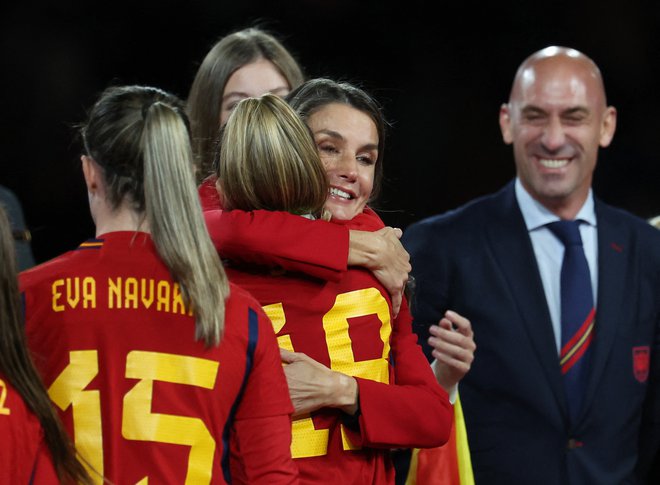 Po zmagi, s katero so Španke postale svetovne prvakinje, in tik pred poljubom, ki je uničil vse. FOTO: Asanka Brendon Ratnayake/Reuters