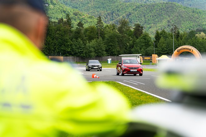 Takole so policisti preverjali upoštevanje omejitev hitrosti na poligonu. Foto: AMZS