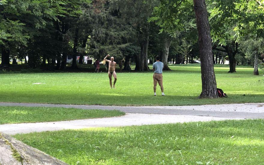 golo strašilo v parku (FOTO)