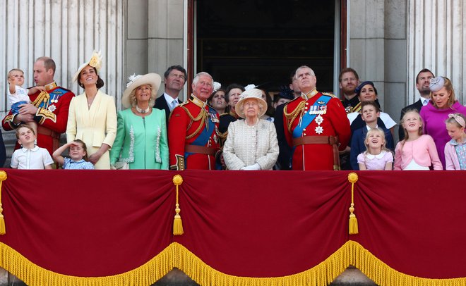 Britanska vladarska družina na balkonu Buckinghamske palače FOTO: Reuters