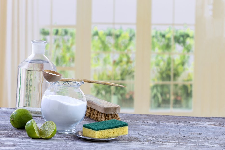 Fotografija: Soda bikarbona je odličen način, kako biti tudi med čiščenjem karseda prijazen do narave. FOTO: Shutterstock