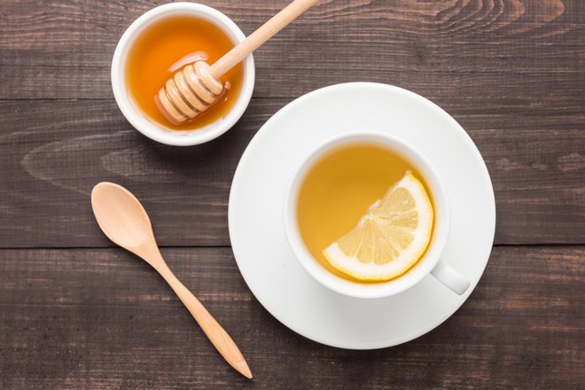 Pijmo zeliščne čaje, ki jim lahko dodamo limono in med. FOTO: Guliver/Getty Images
