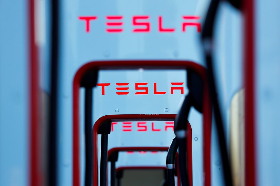 Fotografija: Tesla in ZDI ponujata bogate nagrade za hekerski vdor v avto. FOTO: Reuters