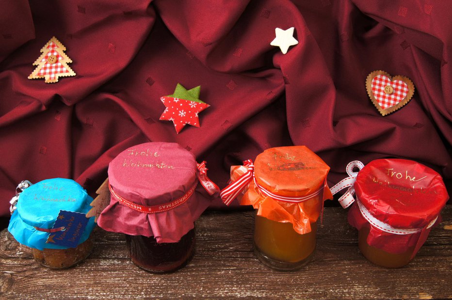 Fotografija: Marmelade, ki smo jih skuhali poleti, primerno okrasimo in bodo prav lepo darilo za sladokusce. FOTOGRAFIJE: guliver/GETTY IMAGES