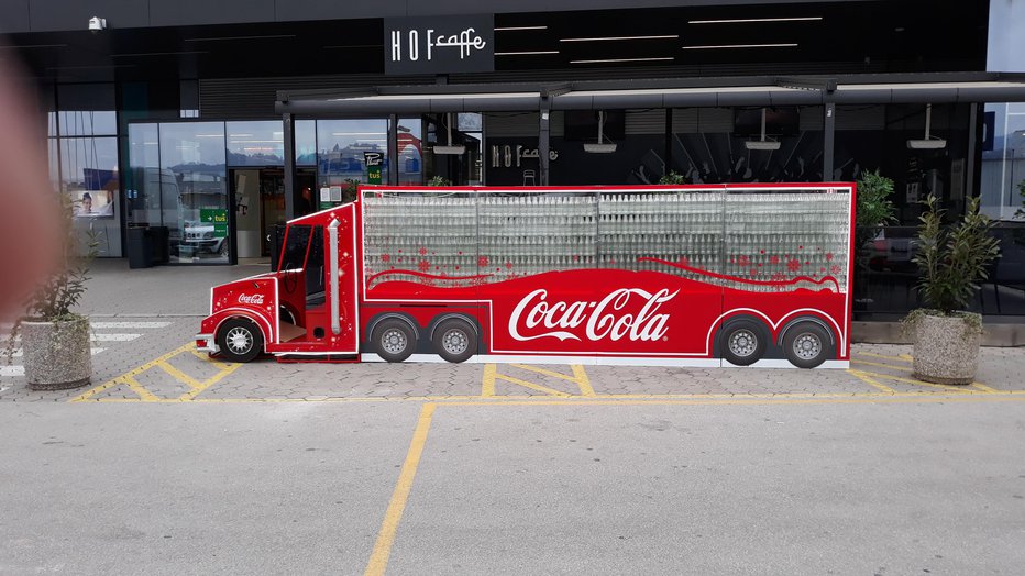 Fotografija: Reklamni tovornjak so postavili na parkirni mesti za invalide. FOTO: Ana, bralka poročevalka