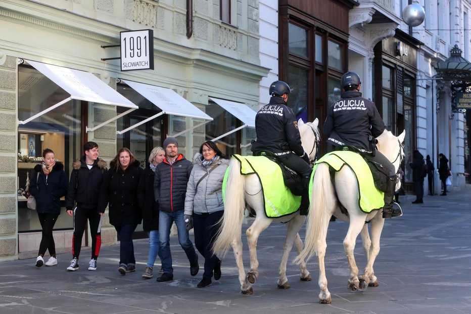 Fotografija: Policisti so redni obiskovalci Slowatcha na Čopovi. FOTO: Igor Mali