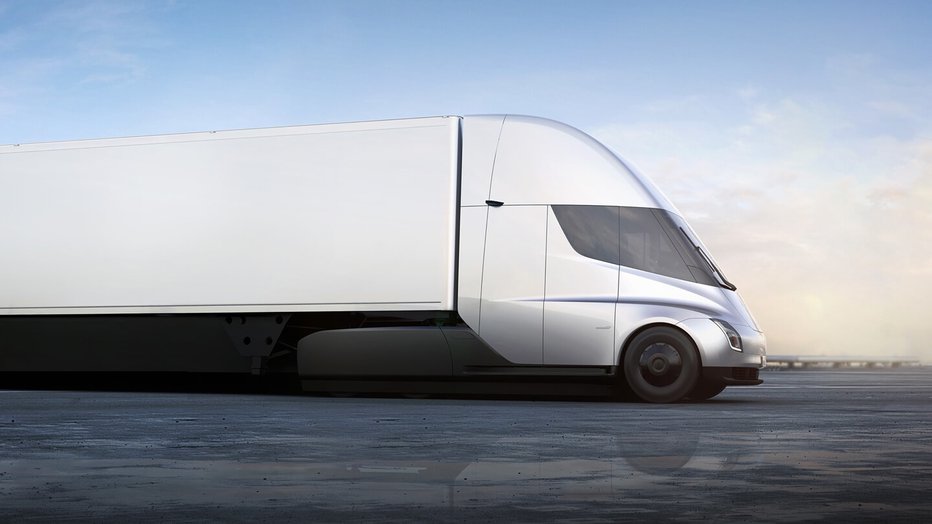 Fotografija: Futuristični e-tovornjak tesla semi naj bi začeli serijsko proizvajati konec prihodnjega leta. FOTO: Tesla