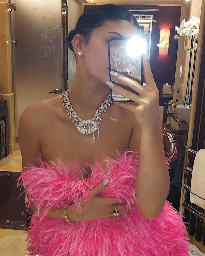 Fotografija: Kylie Jenner in Travis Scott
Kylie je že od prejšnjega fanta Tyge prejela kup norih daril, od 30.000 evrov vrednih prstanov do ferrarija. Oče njene hčerkice seveda ni želel zaostajati, zato ji je med drugim podaril lamborghinija in diamantno ogrlico v obliki njenih ustnic, ki so logotip njenega podjetja. Vredna je 450.000 evrov.