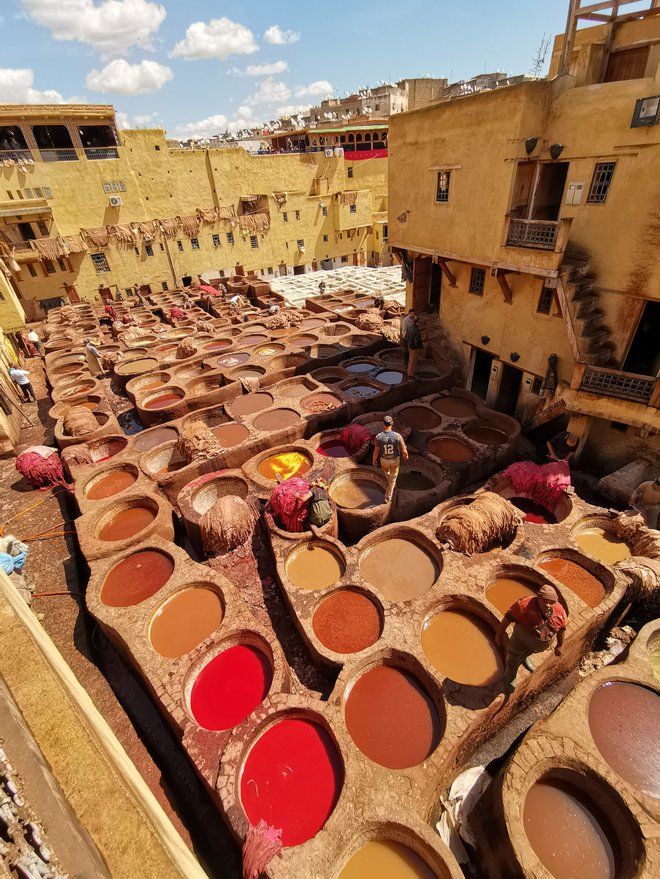 Slovite barvalnice usnja v maroškem Fezu v resnici niso tako slikovite. Filtri naredijo svoje. FOTO: Staš Ivanc
