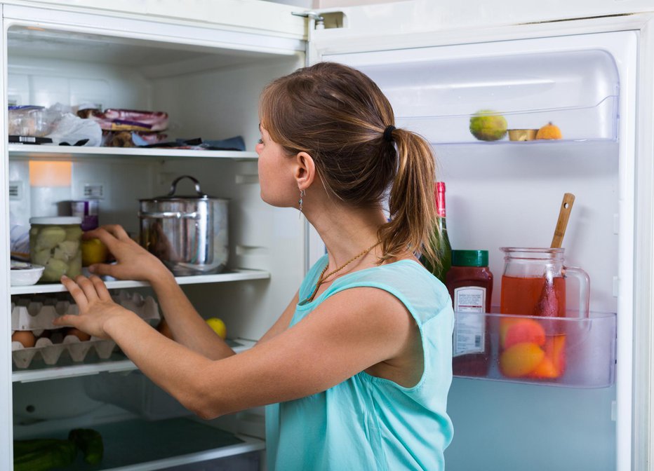 Fotografija: Vsebino hladilnika in zamrzovalnika redno pregledujemo. FOTO: Guliver/Getty Images