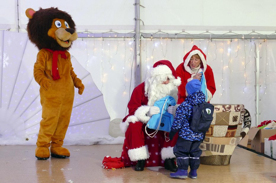 Fotografija: Levček je pomagal Božičku pri obdarovanju.