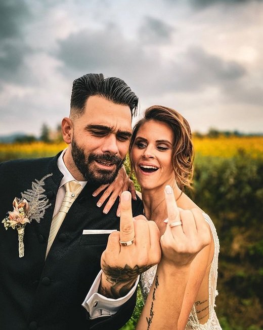 Fotografija: Jani in Teja sta pokazala svoja poročna prstana. FOTO: posnetek zaslona