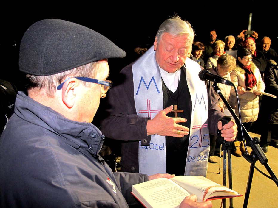 Fotografija: Upokojeni ljubljanski nadškof in metropolit msgr. Alojz Uran pri blagoslovu