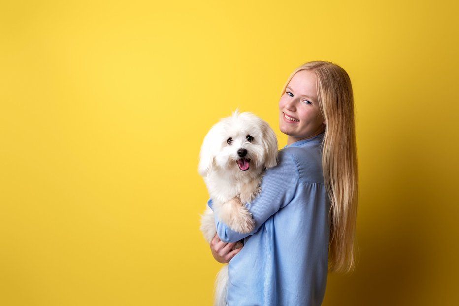 Fotografija: Maja Kosi je dijakinja in hkrati že več let uspešno vodi svojo spletno trgovino, v kateri prodaja pripomočke ter opremo za pse in mačke lastne izdelave. FOTO: Grega Bohinc Toporis