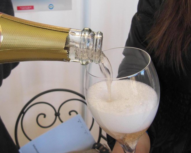 Ozki kozarci so najprimernejši za uživanje penine, a za domačo rabo zadošča tudi vinski kozarec.
