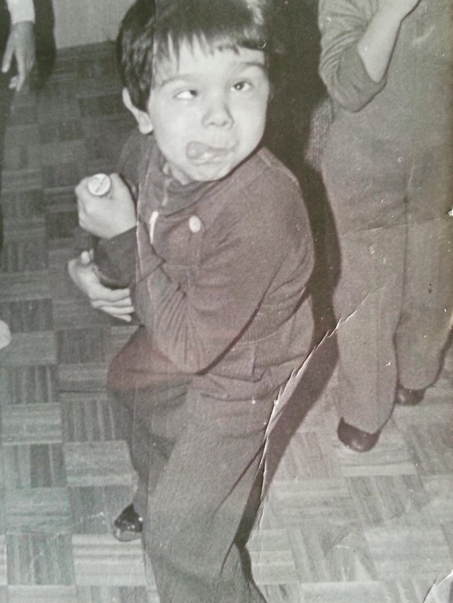 Malce trčen je bil že kot otrok. Ta posnetek je objavil ob svojem rojstnem dnevu. »Bizovičarjev fant, ki kljub svojim zrelim letom vstopa v puberteto z mentalnimi 12 leti!«