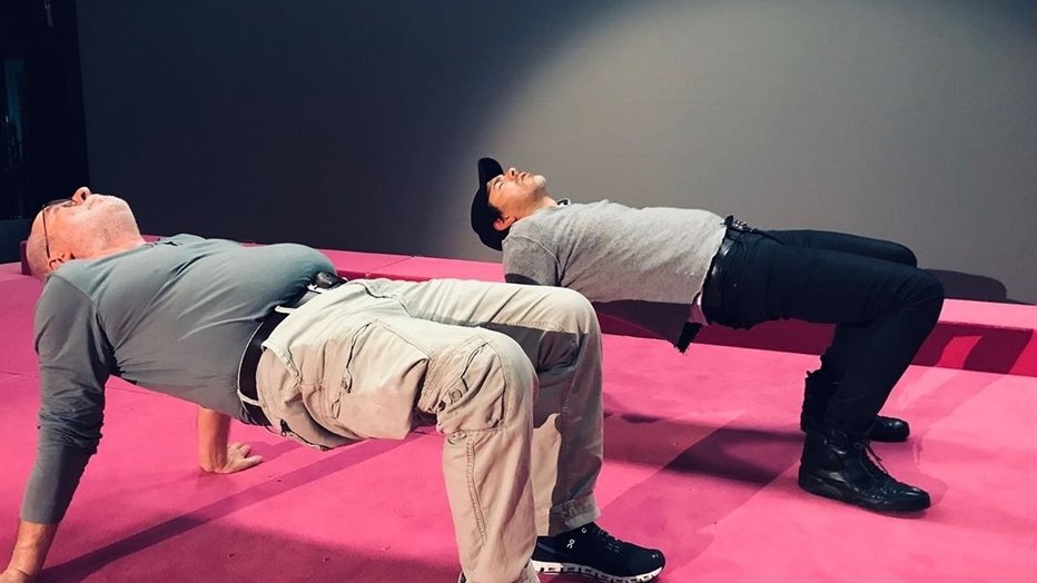 Fotografija: Takole pa je videti raztezanje z mojstrom joge Janezom Hočevarjem - Rifletom. FOTO: Instagram