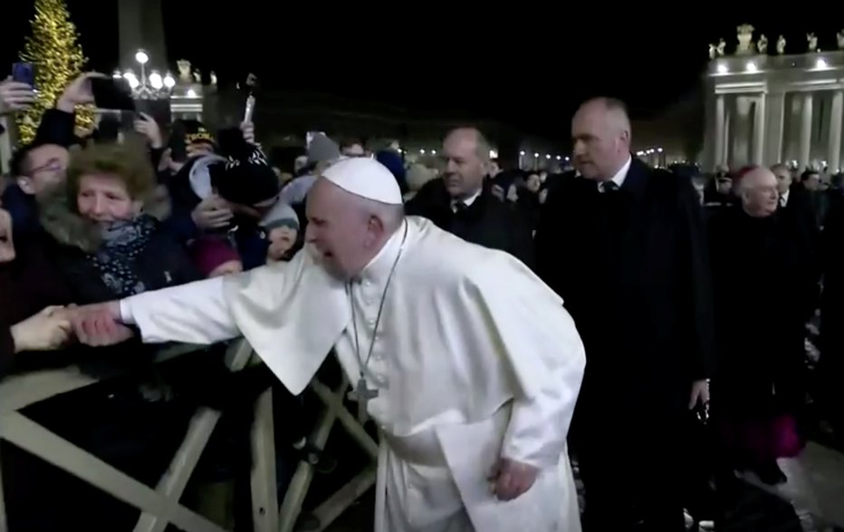 Fotografija: Videti je bilo, kot da je papeža zabolelo. FOTO: Reuters