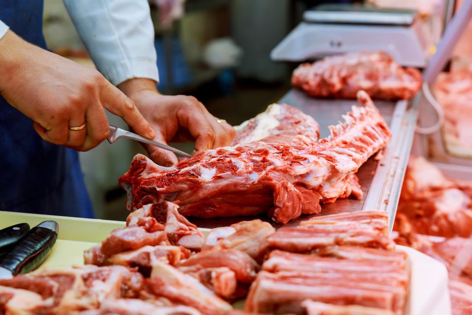 Fotografija: S krajo mesa in pijače so podjetju naredili za okoli dva tisočaka škode (simbolična fotografija). FOTO: Getty Images/istockphoto