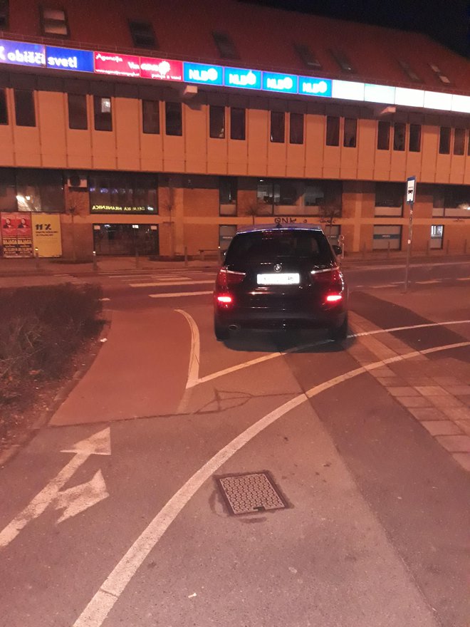 Takole je nekdo parkiral na silvestrski večer v Mariboru. FOTO: bralec Vinko
