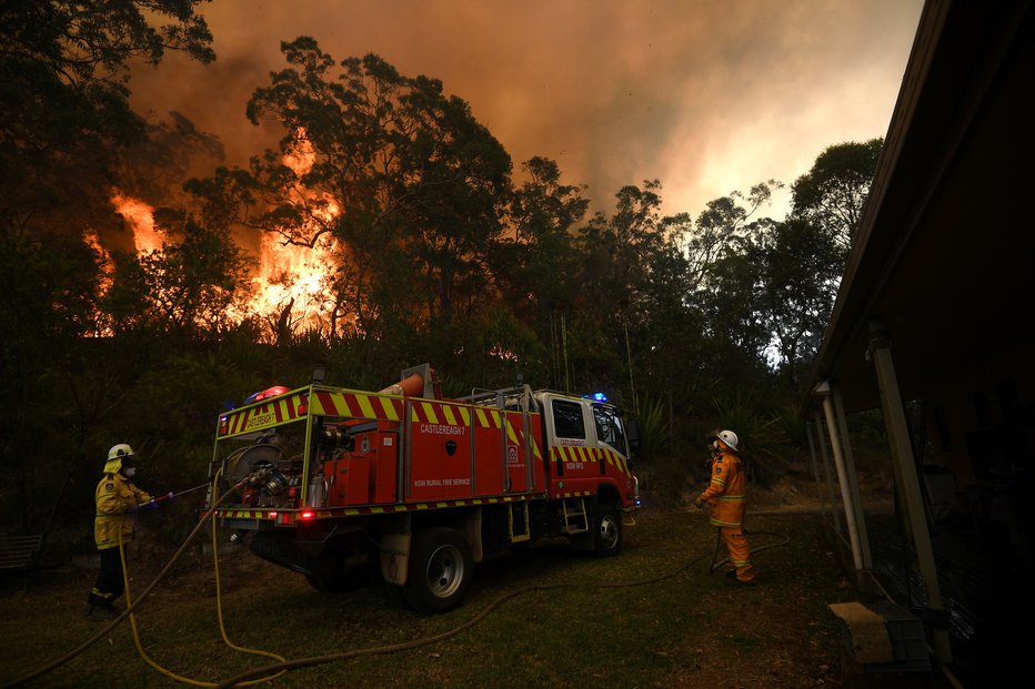Fotografija: Oblasti bodo začele zahtevno evakuacijo iz ognjenega obroča in z ogroženih območij. FOTO: Reuters