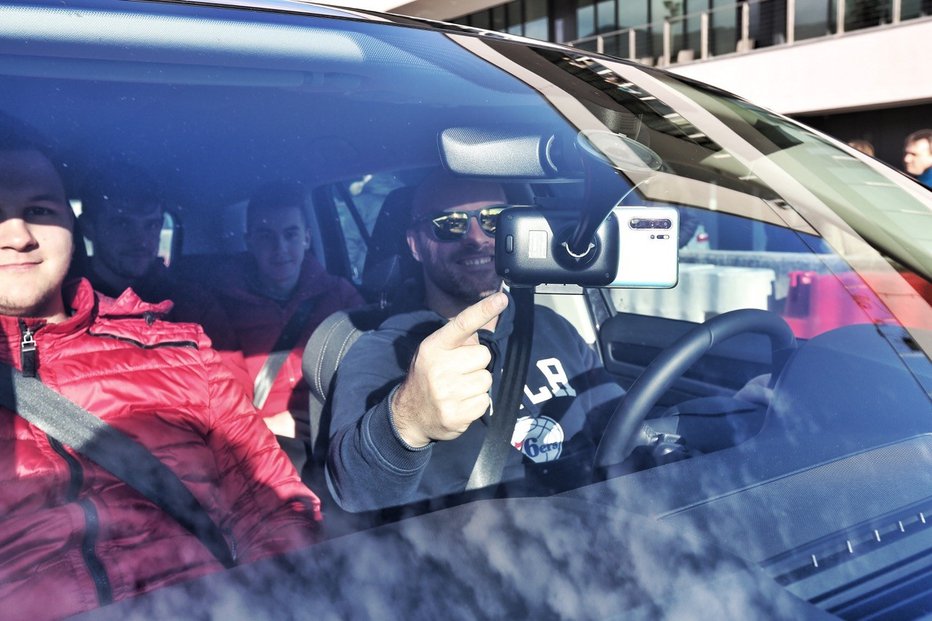 Fotografija: »Če želiš posneti svojo vožnjo, telefon vselej varno vpni na držalo,« opozarja Ciril Komotar, avtor priljubljenega avtomobilističnega vloga Komotar Minuta. FOTO: AMZS
