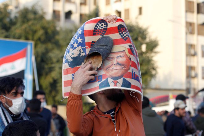 Zaradi Solejmanijeve smrti v Iranu potekajo protesti proti ZDA. Teheran je Washingtonu napovedal »džihad«. FOTO: Reuters