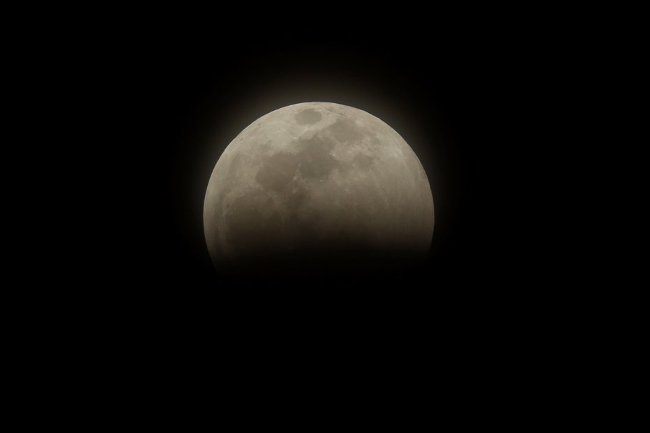 Fotografija: Luna nad mestom Encinitas v Kaliforniji. FOTO: Reuters