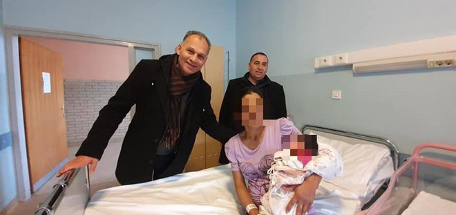 Župan medžimurske županije <strong>Matija Posavec </strong>je 1. januarja na facebooku objavil fotografije iz porodnišnice v Čakovcu, na katerih pozira z deklico, ki se je v županiji uradno rodila kot prva v letošnjem letu, in njenimi starši. FOTO: Facebook
