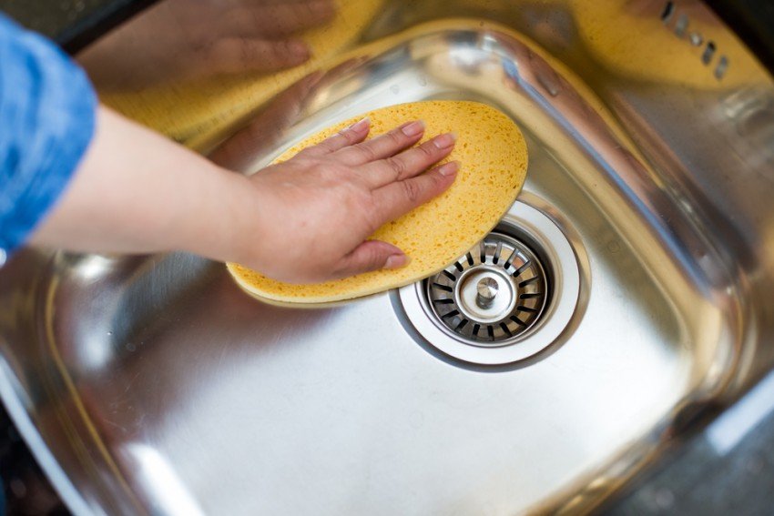 Fotografija: Ste se kdaj vprašali, s čim zdrgniti pomivalno korito, da bo čisto in hkrati sijoče? FOTO: Shutterstock