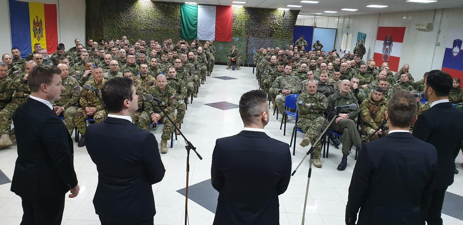 Fotografija: S koncertom so razveselili naše vojakinje in vojake na Kosovu. FOTO: Arhiv Aeternum