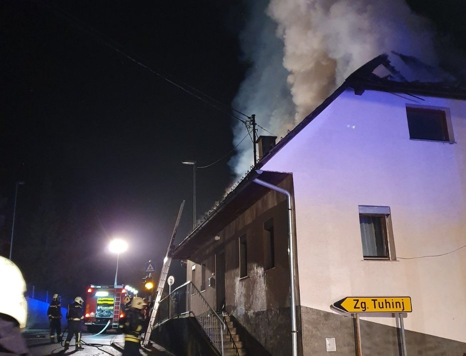 Fotografija: Zagorela je hiša. FOTO: PGD Zgornji Tuhinj