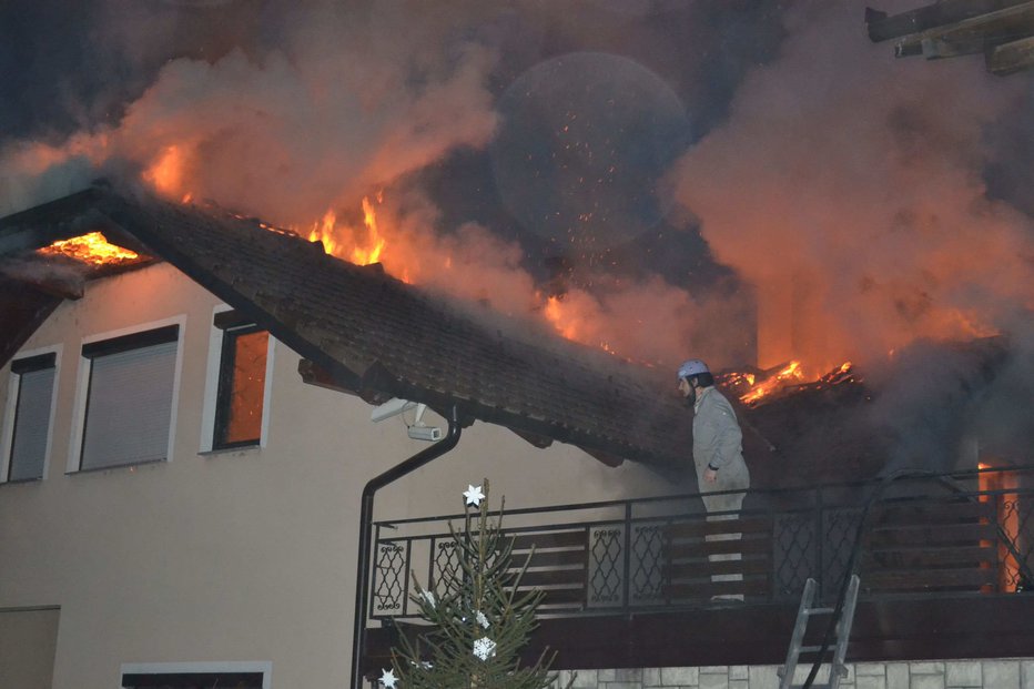 Fotografija: Zaradi dimnika je kaj hitro lahko ogenj v strehi. Slika je ilustrativna. FOTO: Tanja Jakše Gazvoda
